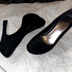 Gorgeous 5” suede platform heels from Zigisoho